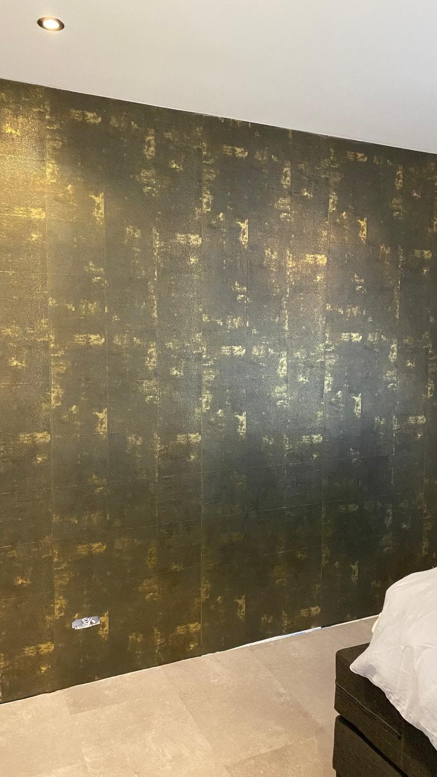 Slaapkamer met donkergroen behang met gouden accenten
