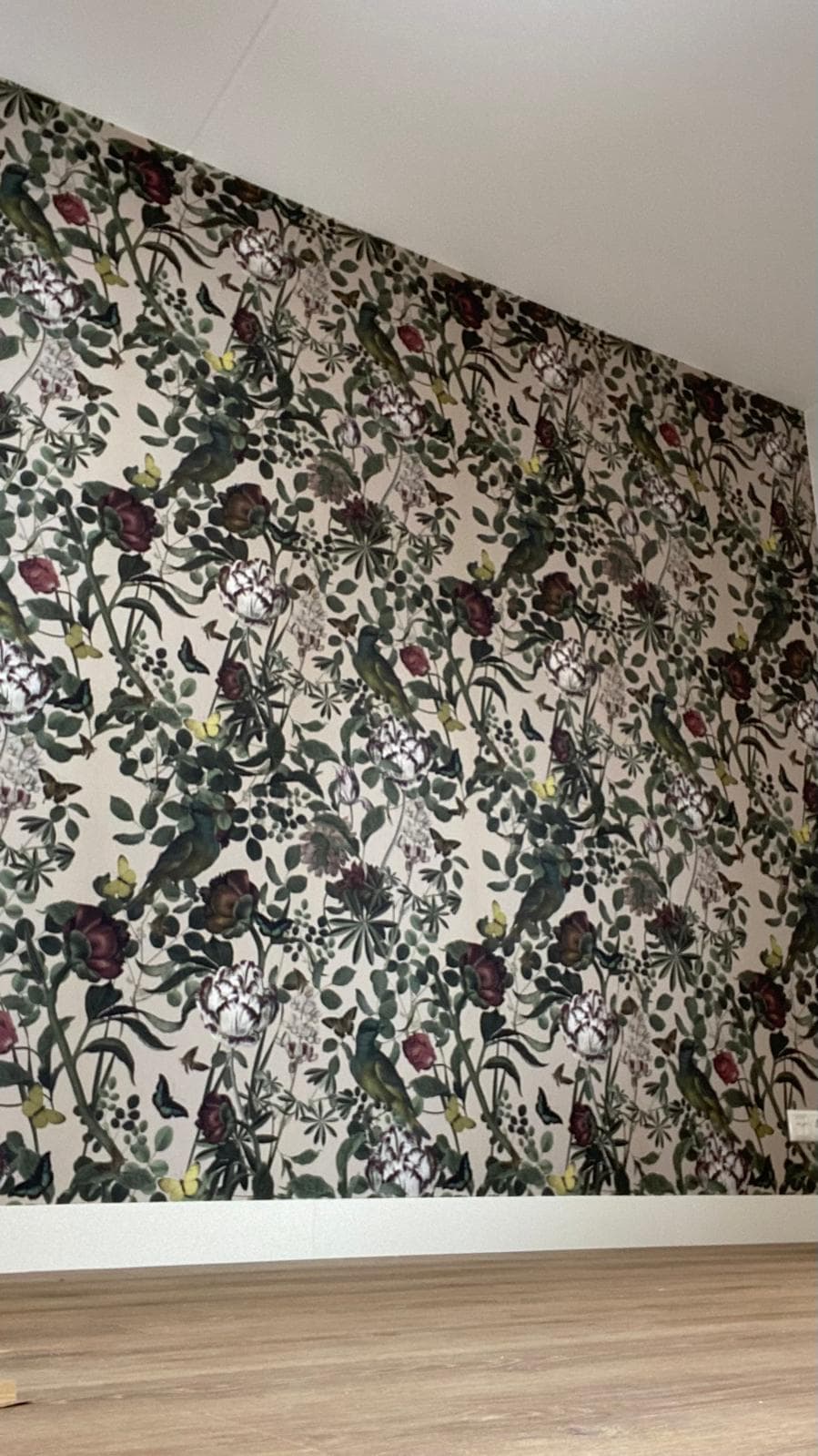 Bloemenfotobehang over de volledige wand